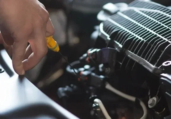 qtq80-n5wHeb A person working on the engine of a car.