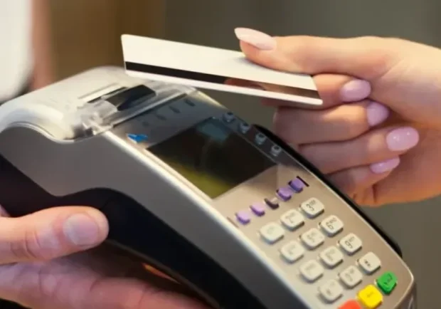 qtq80-uk6S4j A person is paying for something with their credit card.